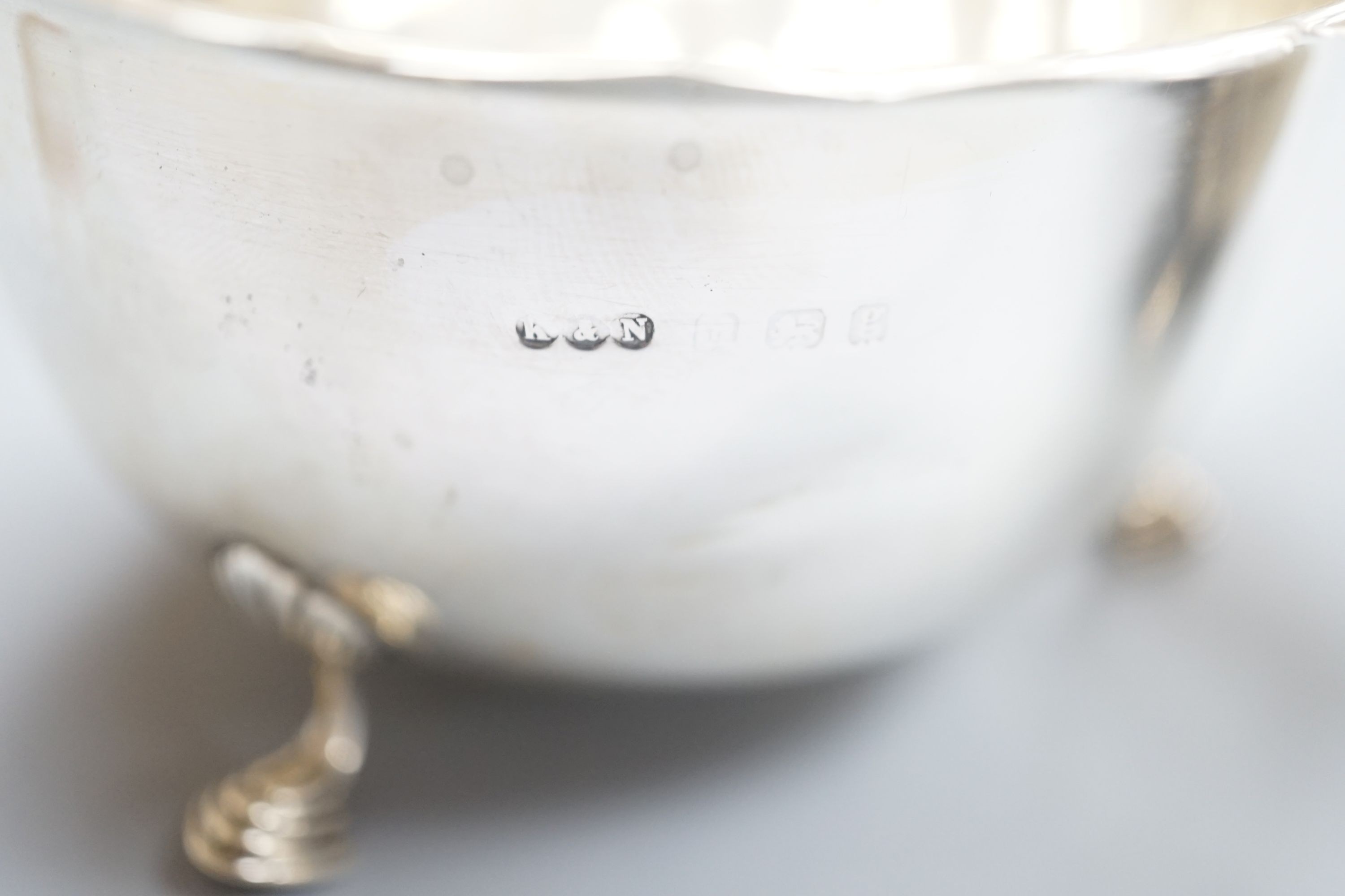An Edwardian silver sugar bowl and matching cream jug, with cut rims and pad feet, Birmingham 1906, 181 grams.